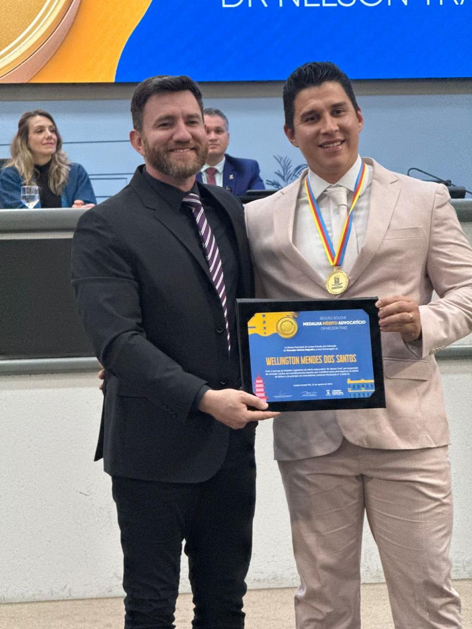 Dr. Wellington recebendo a Medalha de Mérito Advocatício